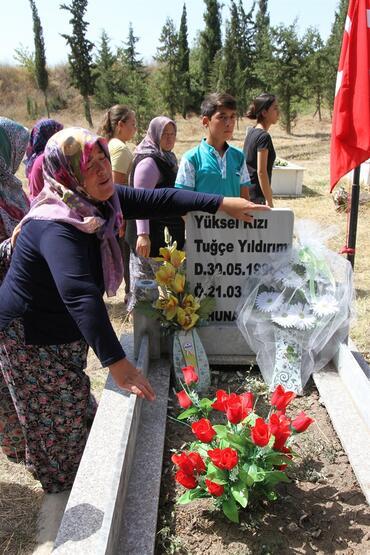 Kuzenlerin katilleri 11,5 yıl sonra yakalanınca aileler mezarlığa koştu