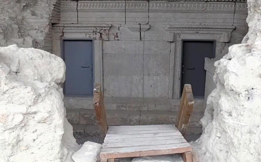 Perge'deki 2 bin yıllık anıt mezarlara demir kapı taktılar