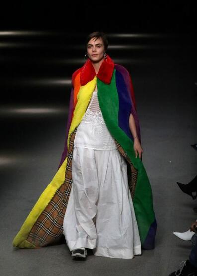 Ajda Pekkan, Londra Moda Haftası'nda podyuma çıktı