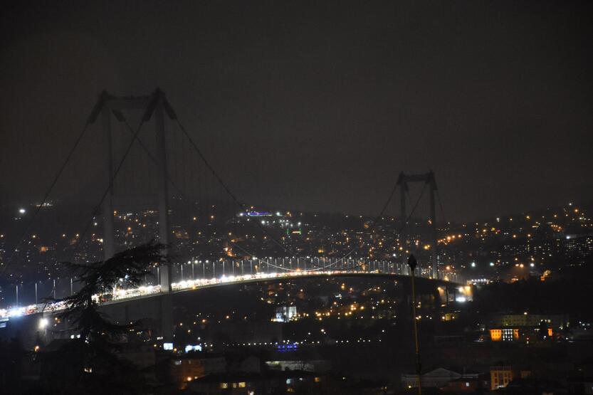 İstanbul'da iklim değişikliğine dikkat çekmek için ışıklar söndü