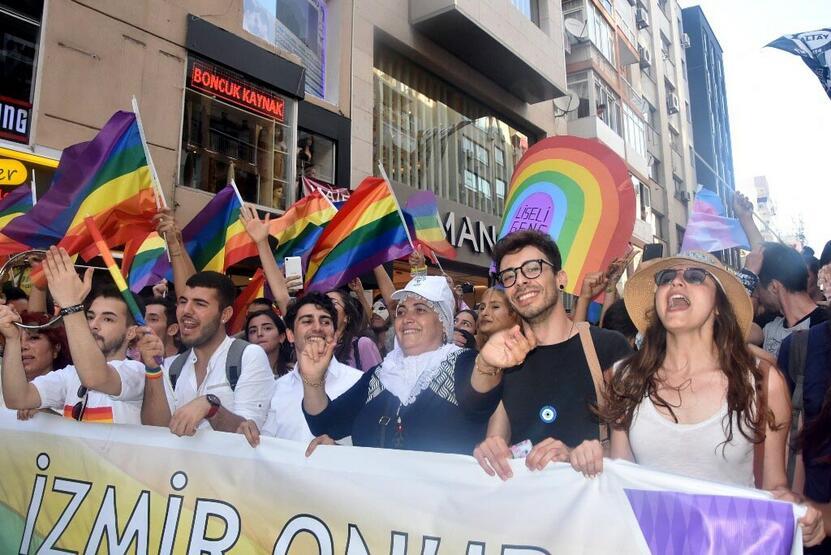 İzmir'de 'Onur Yürüyüşü' düzenlendi