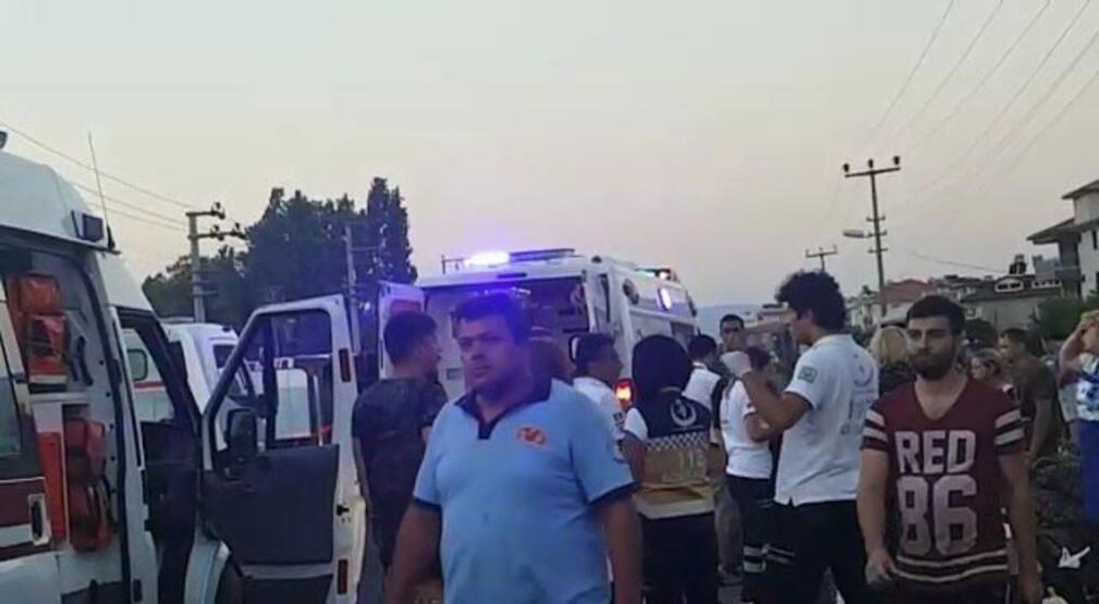 Tur minibüsü traktöre çarptı: 6'sı turist 8 yaralı