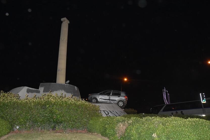 Aracın kontrolünü kaybetti, Smryna Anıtı'na çarptı
