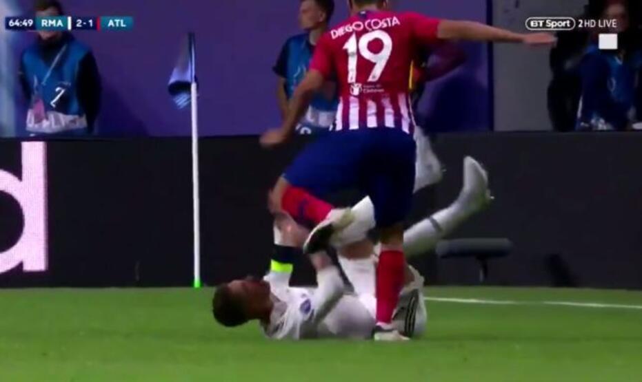 Diego Costa, Sergio Ramos'un kafasına vurdu