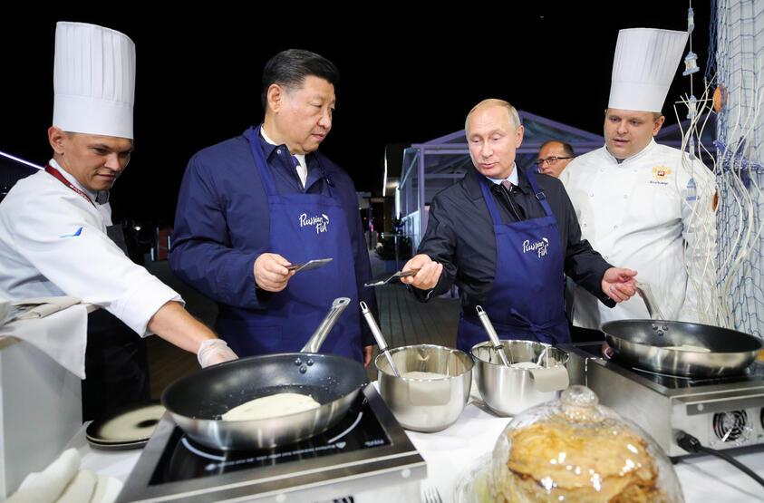 Putin ve Şi Cinping böyle krep hazırladı