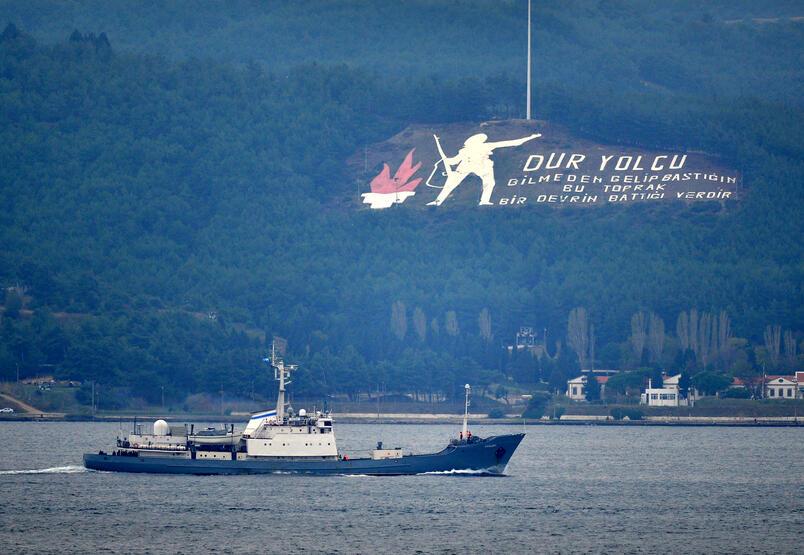 Rus askeri gemisi Çanakkale Boğazı'ndan geçti  