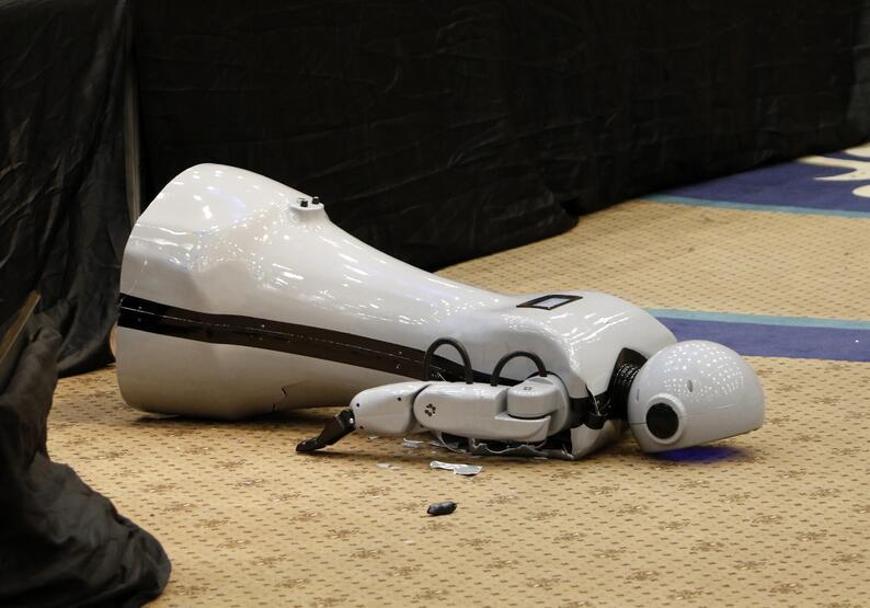Sahneden düşen insansı robot  parçalandı