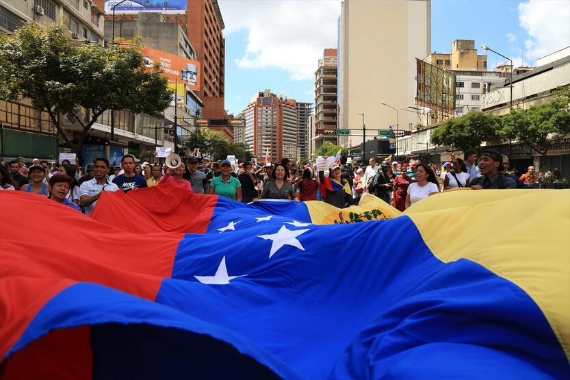 Guaido çağrı yaptı Maduro karşıtları yine sokağa döküldü