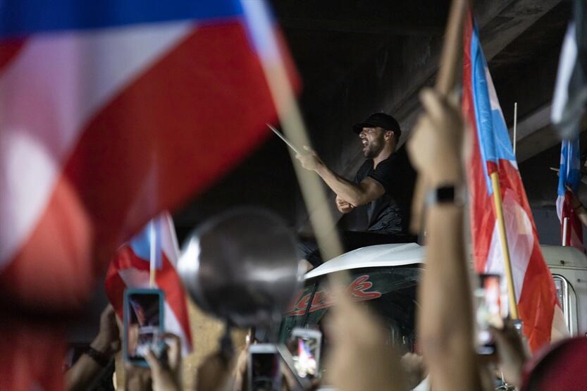 Porto Riko'da sokaklar karıştı: Ricky Martin de ülkesindeki gösterilere destek verdi