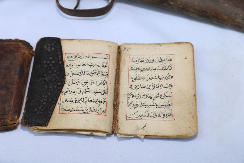 Polis hacizli araç operasyonu yaptı: 1000 yıllık el yazması Kur'an bulundu