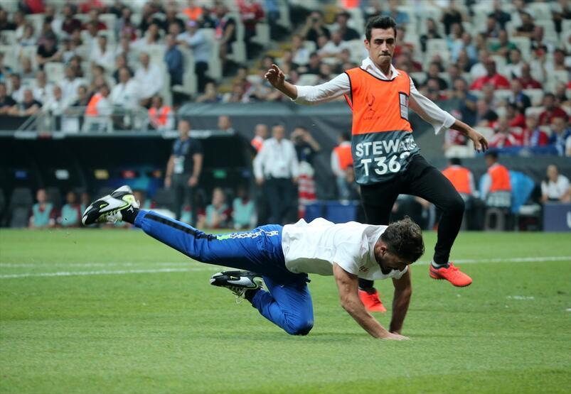 UEFA Süper Kupa finalinde Youtuber Fester Abdü sahaya girdi 