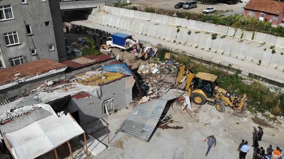 Ataşehir’de su baskınlarına karşı dere yatağındaki barakalar yıkıldı