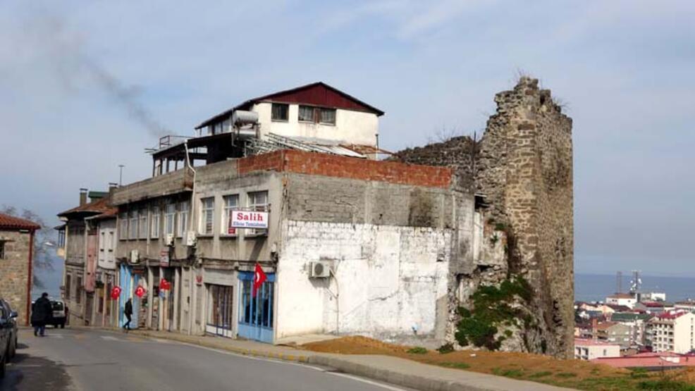 Trabzon Kalesi'nin surlarındaki yapılaşma engellenemiyor