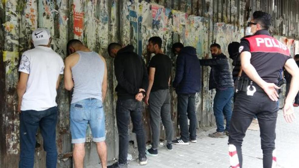 Beyoğlu'nda 13 kişi topluca gezerken yakalandı