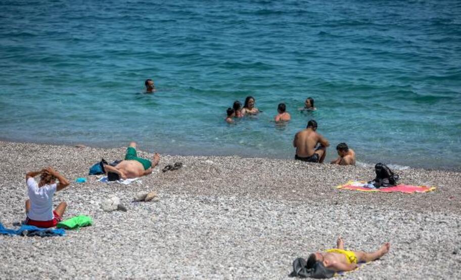 Antalya'da sıcaktan bunalanlar sahile koştu