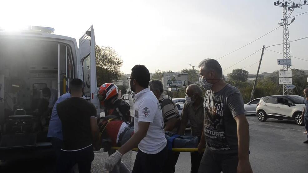 Arnavutköy'de motosiklet otomobille çarpıştı: 2 yaralı
