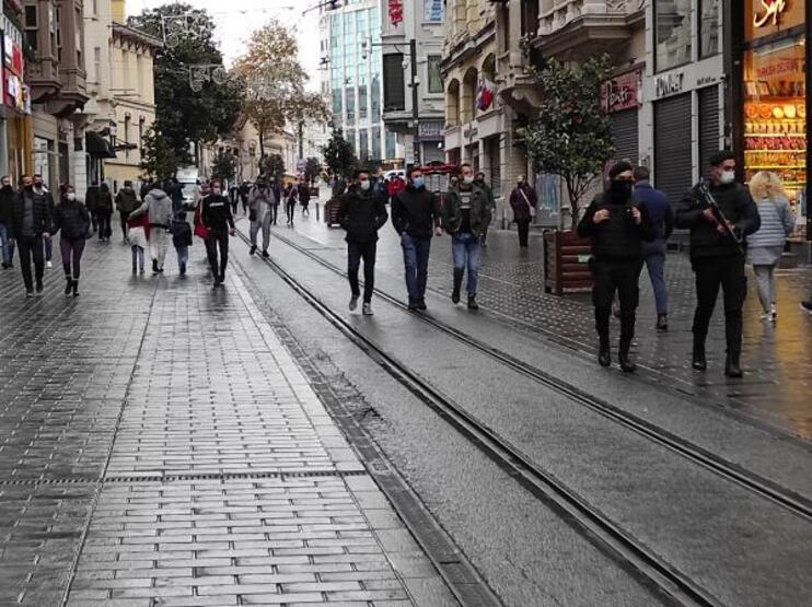 Taksim hafta sonu turistlere kaldı