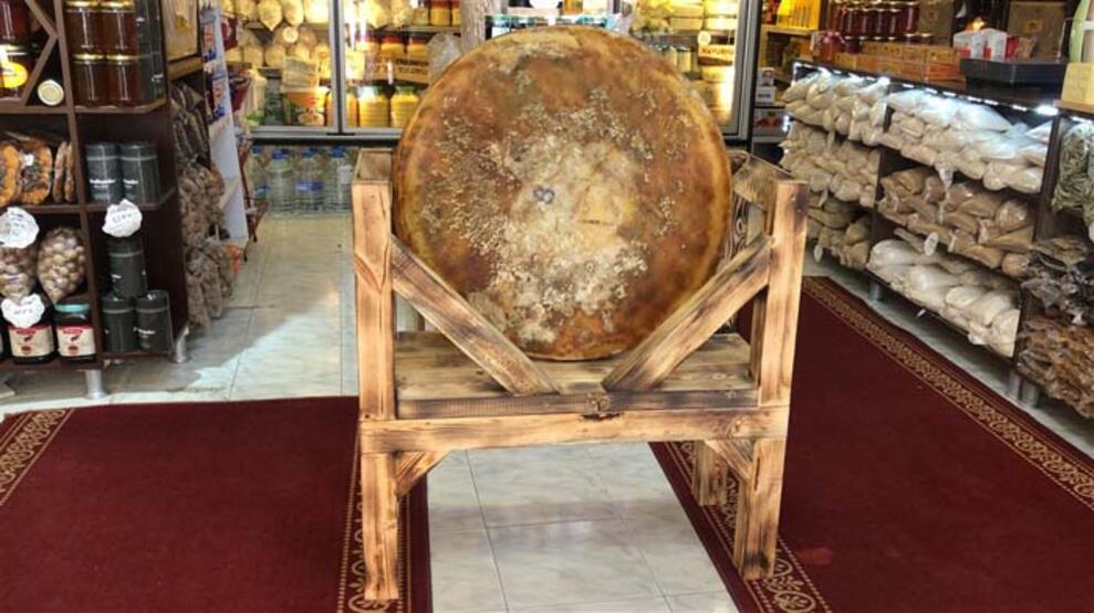 1400 litre sütten ürettiği 56 kiloluk Gravyer peynirini satışa çıkardı! Kilosu...