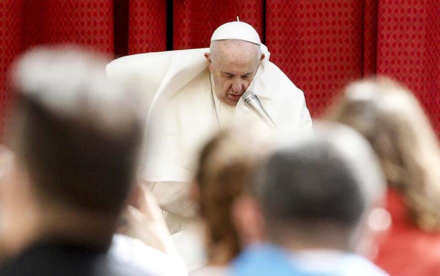Son dakika... Papa Francis hastaneye kaldırıldı