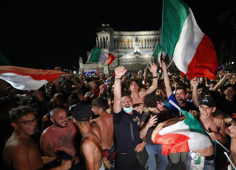 İtalya'nın finale çıkması Roma'da coşkuyla kutlandı