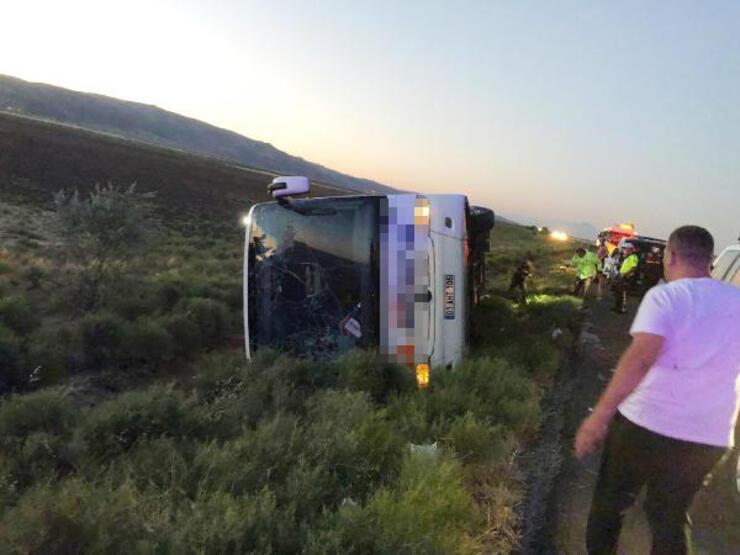 Aksaray'da yolcu otobüsü devrildi: 22 yaralı