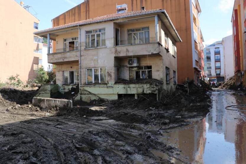 Sel suları 5 metreyi aştı: Bozkurt'ta duvarlarda izler silinmedi