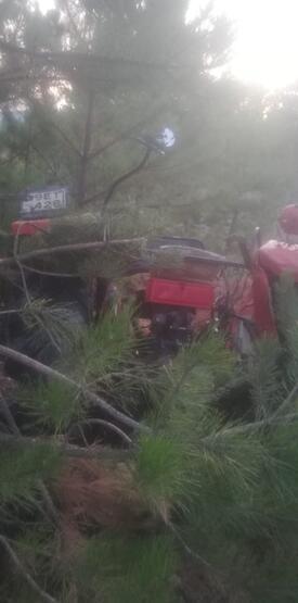 Ağaçlara çarpan traktör 2'ye ayrıldı: 1 ölü