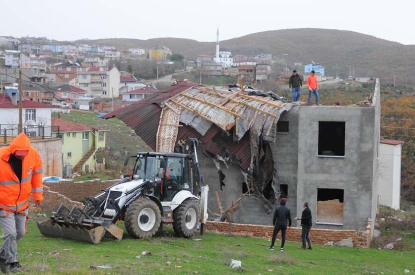 Kocaeli'de fırtına; çatılar hasar gördü, vapur seferleri iptal oldu