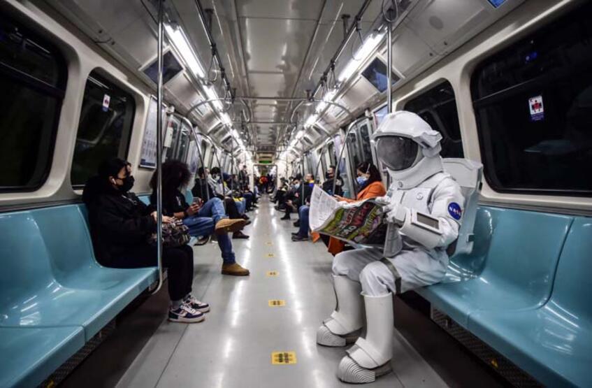 Metroda şaşırtan görüntü:  İstanbul turu yapan astronot 