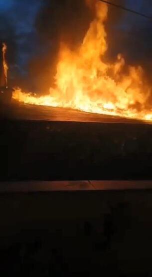 Lodos sonrası tadilat yapılan binanın çatısı alev alev yandı