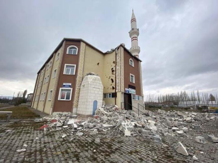 Sivas'ta kuvvetli rüzgarda caminin minaresi yıkıldı