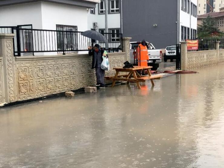 Adana'da sağanak; okul yolu su ile doldu