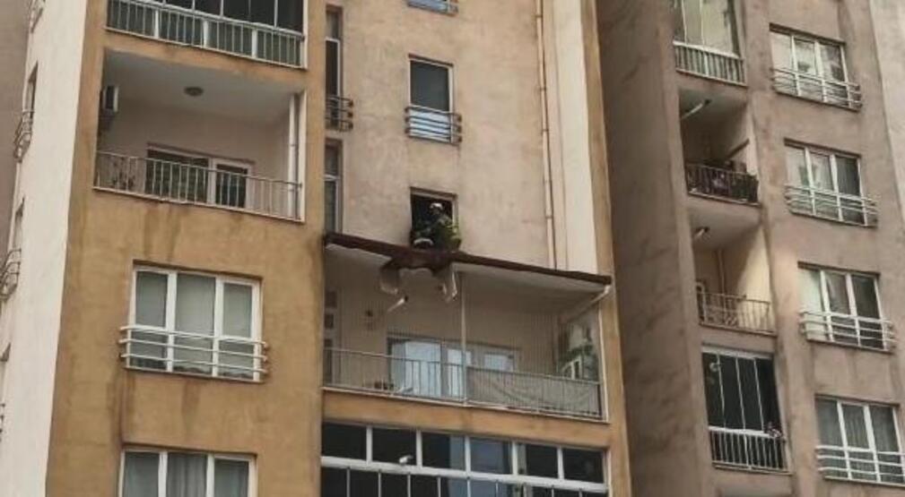 Balkon çatısı ölümden kurtardı