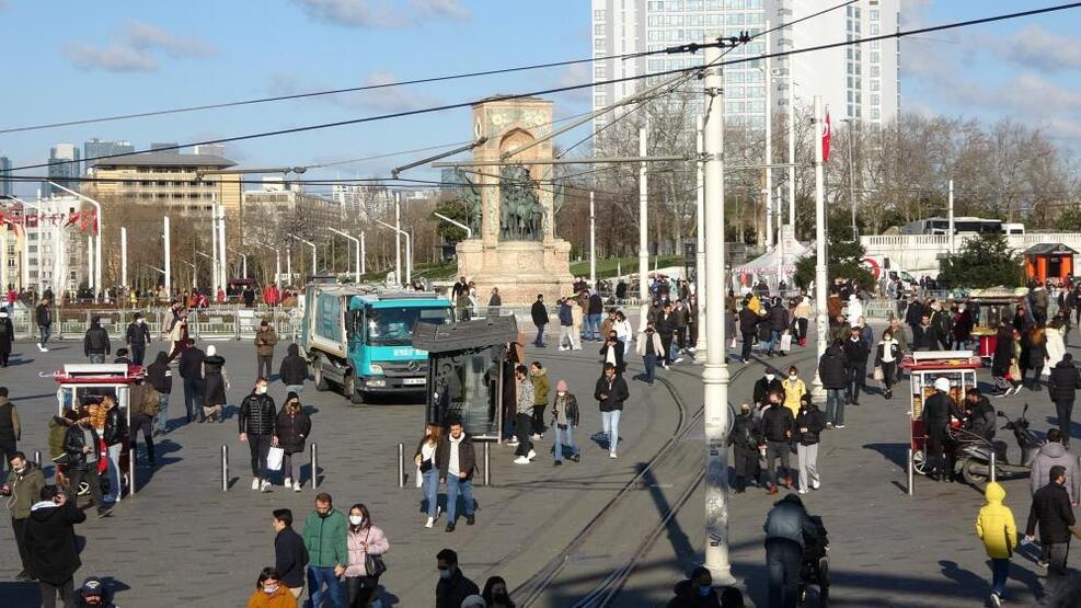 Güneşi gören Taksim’e akın etti