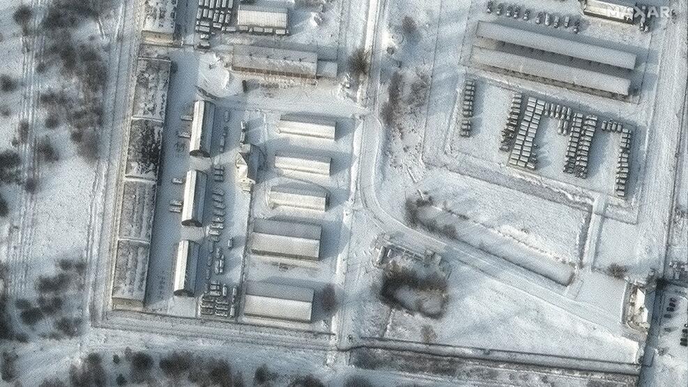 Ukrayna sınırına yakın Rus birlikleri uydudan görüntülendi