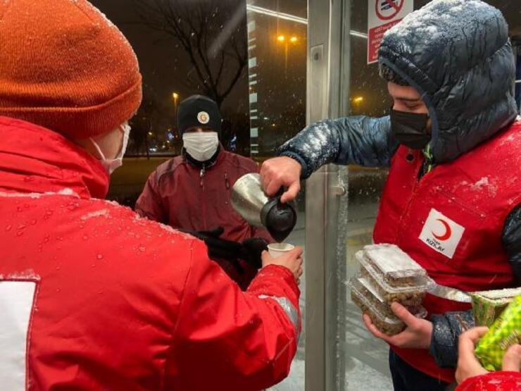 Kızılay'dan yurt genelinde karda mahsur kalanlara destek