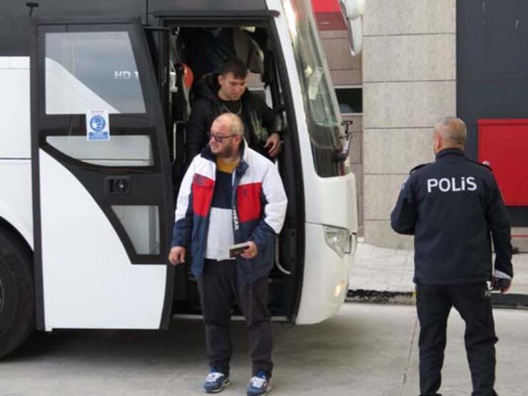 Ukrayna'dan otobüslerle getirilen Türkler, ana vatanda