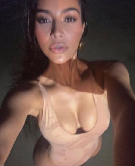 Kim Kardashian gece yarısı plaja indi