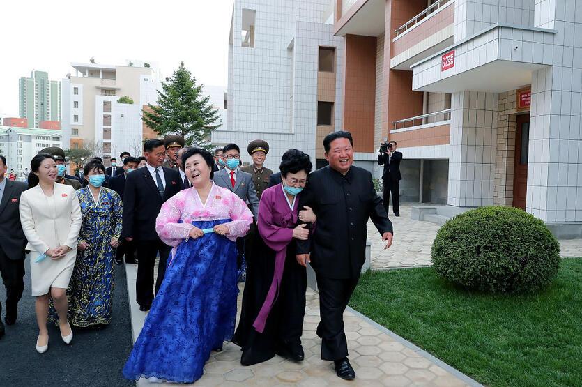 Kim Jong-un'dan cömert hediye! Gözyaşlarını tutamadı