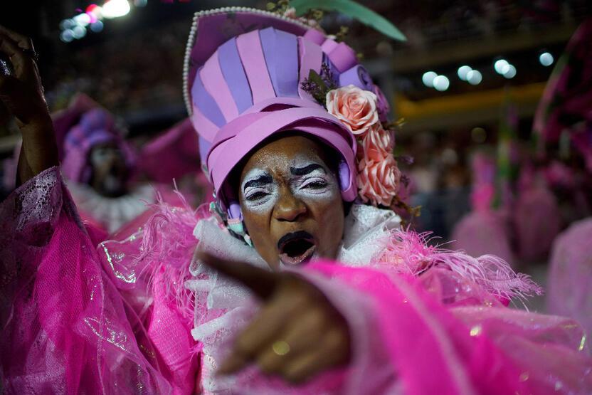 Pandemi arası sona erdi… Brezilya’da Rio Karnavalı'ndan renkli görüntüler!