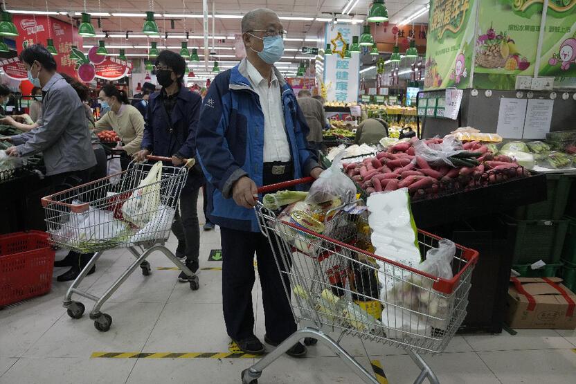 Çin’de kapanma paniği… Pekin’de halk marketlere hücum etti 
