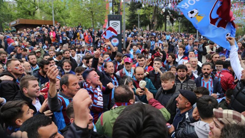 Son dakika... Trabzonsporlu taraftarlar kutlamalara erken başladı