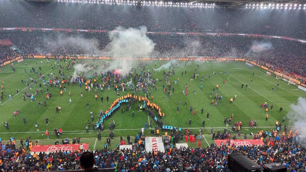Son dakika... Trabzonsporlu taraftarlar maçın bittiğini düşünüp sahaya girdi