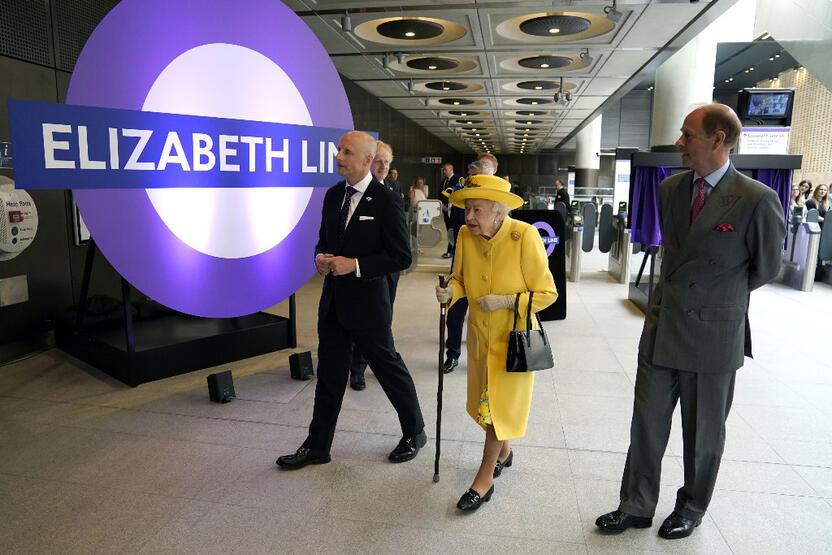Kraliçe'den Londra'da adının verildiği metroya sürpriz ziyaret