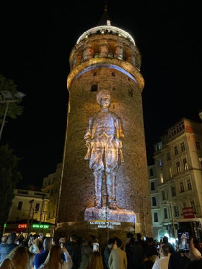 Galata Kulesi'nde özel ışıklandırmalarla 19 Mayıs kutlaması