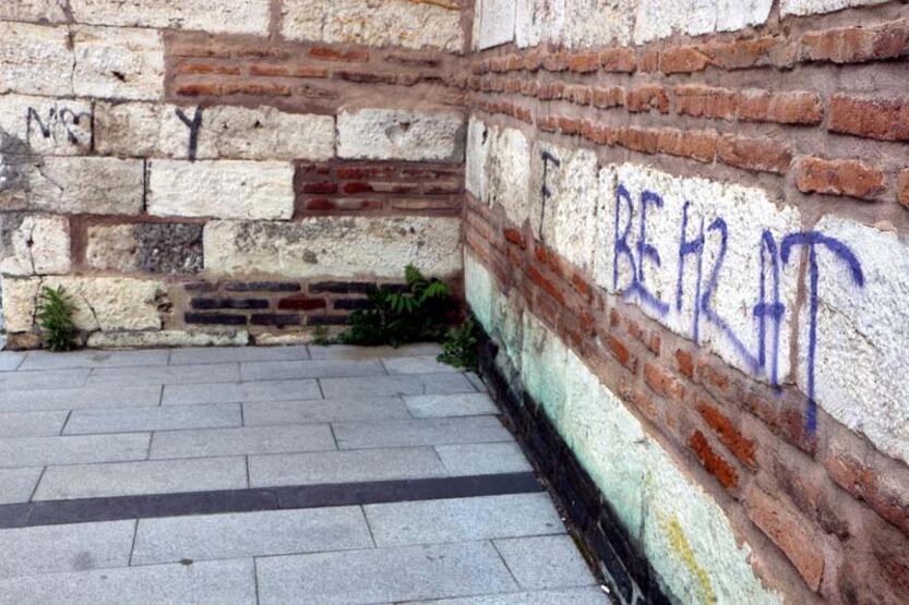 Tarihi hanın duvarlarında 'sprey boya' çirkinliği