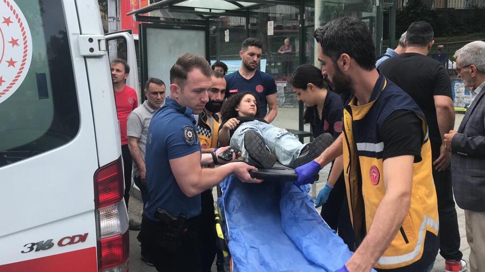 Beyoğlu'nda ağaç devrildi: 3 yaralı