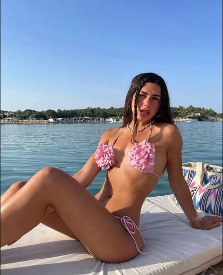 Sibil Çetinkaya çiçekli bikinisiyle Instagram'ı yaktı!