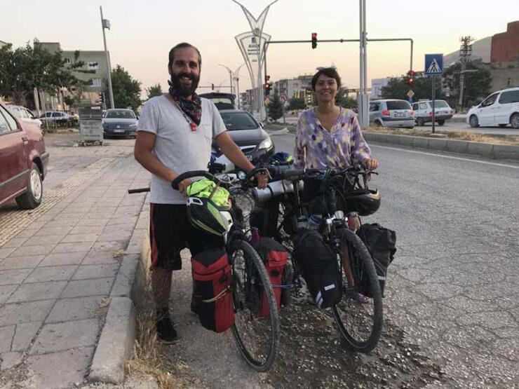 İzmir'den bisikletle Türkiye turuna çıkan çift, günde 60 TL harcayarak Mardin'e ulaştı