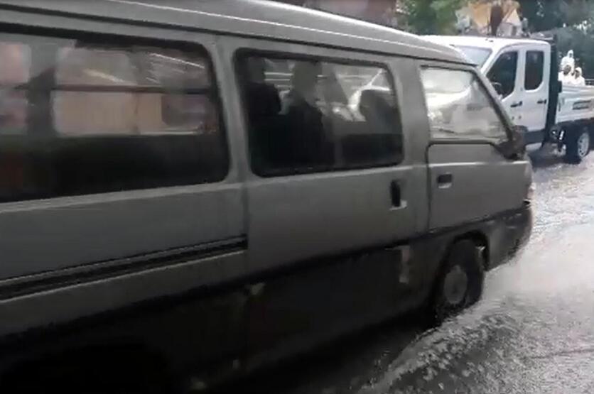 Ankara'da şiddetli yağış! Arabaları su bastı